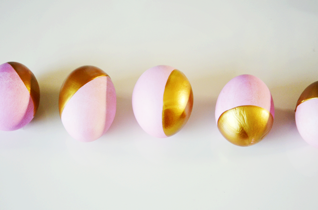 http://fabulouskstyle.com/blog/bulouskstyle.com/2012/04/dipped-easter-eggs.html