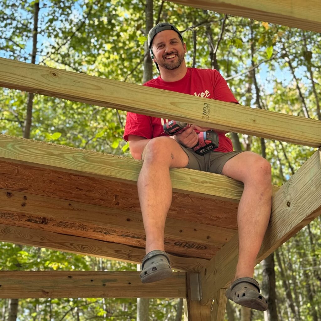 Oz Dallaserra building in the woods